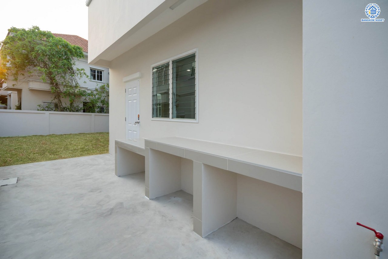 บ้านมือสองตกแต่งใหม่ โครงการ เพอร์เฟคมาสเตอร์พีซ รัตนาธิเบศร์ หลังใหญ่กว่า 91.4 ตร.ว. ฟังก์ชัน 3 ห้องนอน 5 ห้องน้ำ 1 ห้องแม่บ้าน จอดรถได้ 2 คัน พร้อมบรรยากาศโครงการสุด Luxury บนทำเลเชื่อมต่อทุกการเดินทาง ใกล้รถไฟฟ้าสายสีม่วง "สถานีไทรม้า" และจุดขึ้นทางด่วน "งามวงศ์วาน"